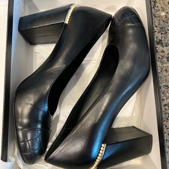 🔥🔥CHANEL🔥🔥 Gorgeous Black Lambskin Heels - Picture 5 of 16